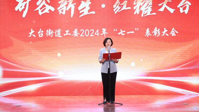 物是人非！2021年C罗回归曼联首秀出场，女球迷激动挥舞内衣